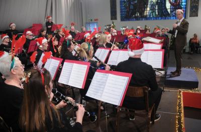 Het orkest met kerstmutsen, tijdens het kerstconcert van 2023