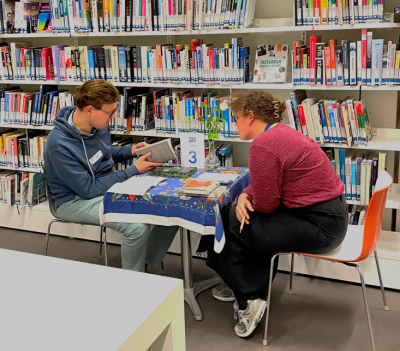 Twee mensen die boeken aanraden aan elkaar