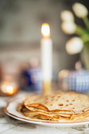 pannenkoeken met kaars op achtergrond