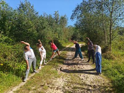 deelnemers van de wandelyoga in de driehoekshouding, opent flank en heup