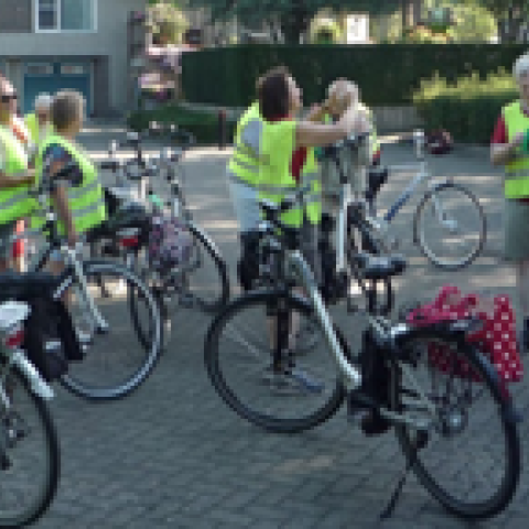 senioren met de fiets