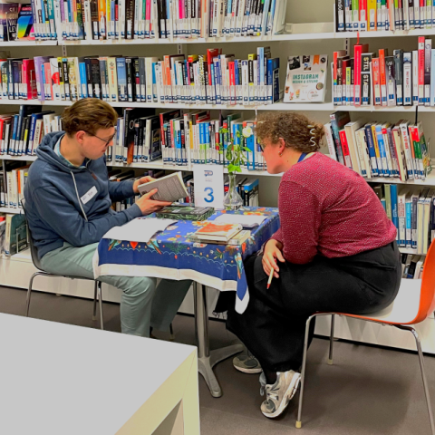 Twee mensen die boeken aanraden aan elkaar