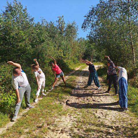 deelnemers van de wandelyoga in de driehoekshouding, opent flank en heup